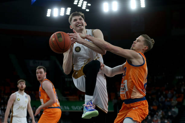 并提升腹部 并提升腹部